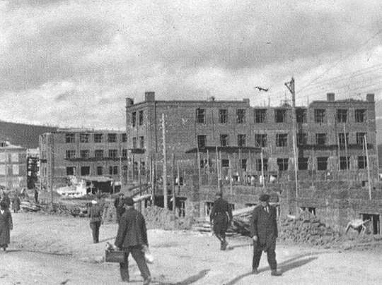 Строительство Первой школы, второй справа - Э.П.Берзин